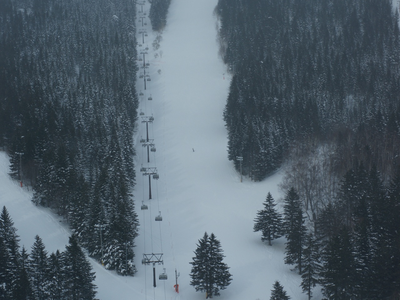 Snow-covered runs and a chairlift at Tomamu.
